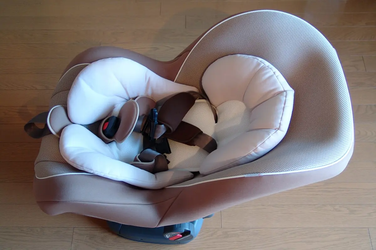 Infant and toddler child car seat with harness, sold in Japan