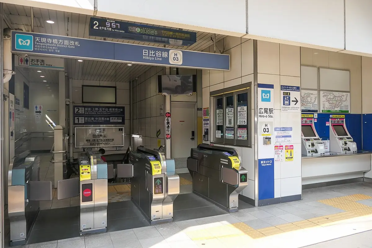Ticket gates and ticket machines at Hiroo Station on the Tokyo Metro Hibiya Line