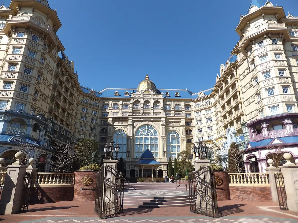 Entrance courtyard of the Tokyo Disneyland Hotel on a sunny day