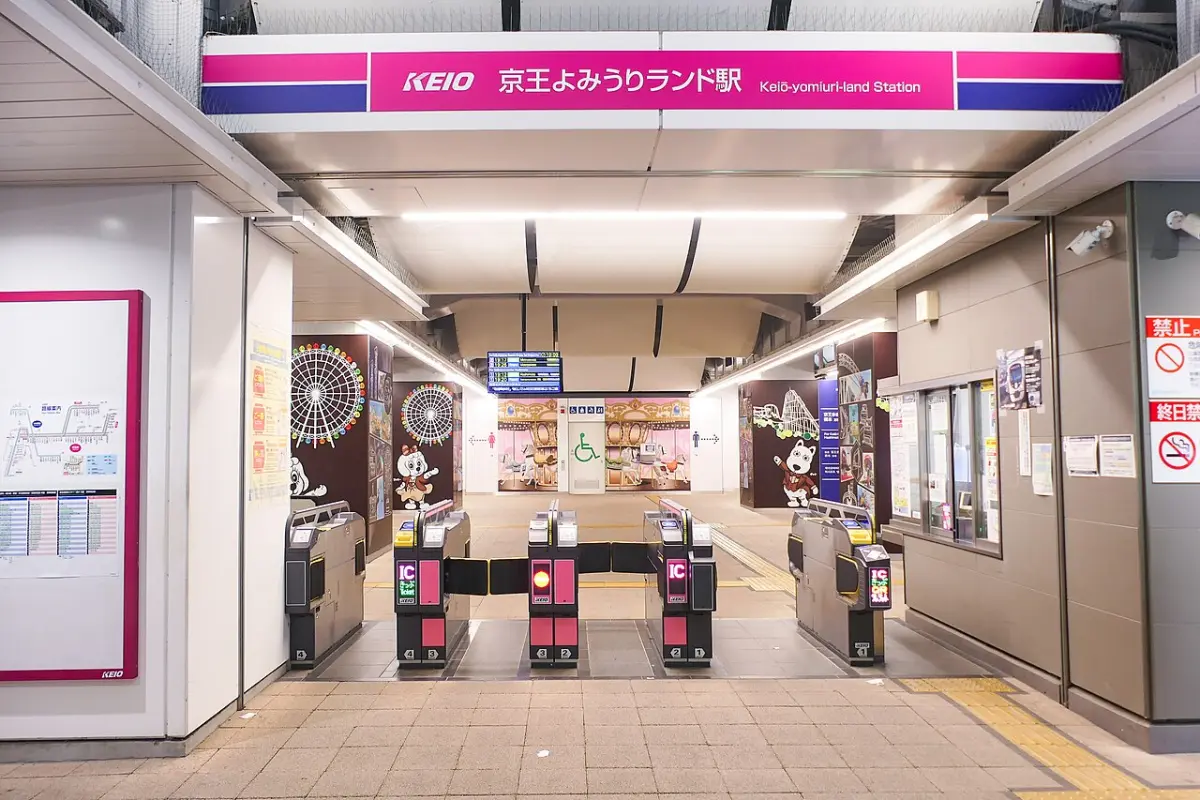 Ticket gates at Keio-yomiuri-land Station, the nearest station to Yomiuriland and PokéPark KANTO