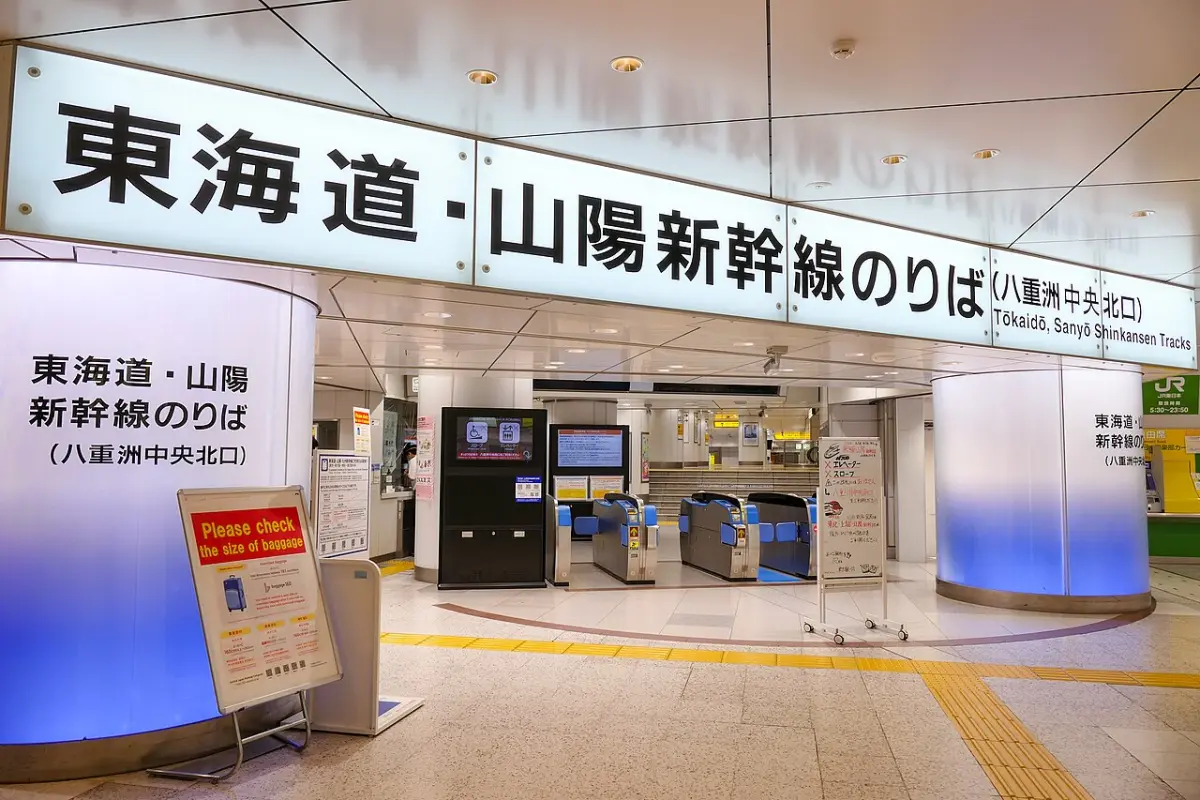 Tokaido and Sanyo Shinkansen ticket gates at the Yaesu Central North entrance of Tokyo Station